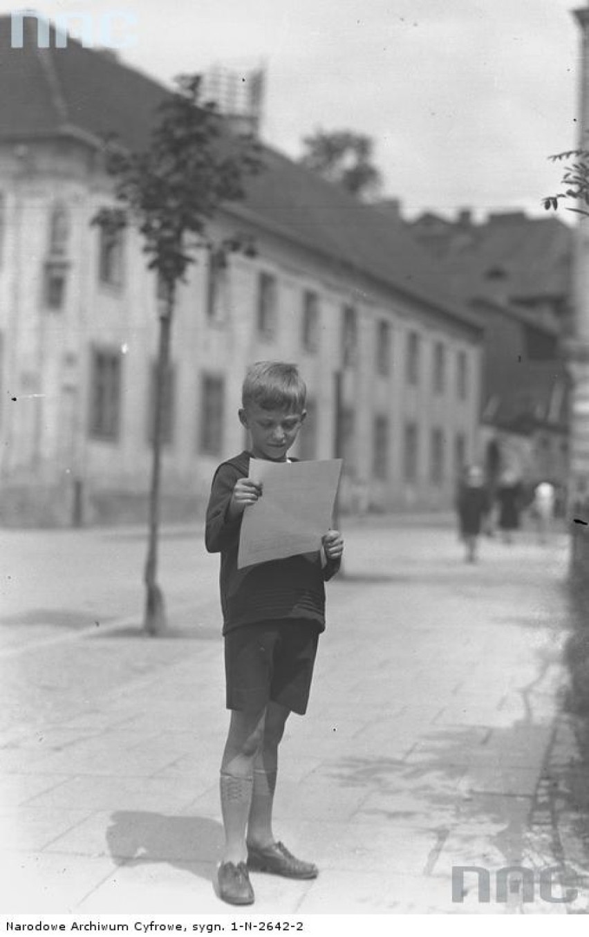 Chłopiec z cenzurką szkolną. Kraków.  1930 - 1939