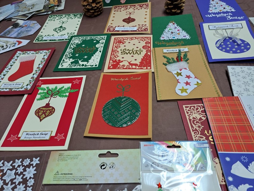 Za miesiąc święta. Na warsztatach złotowskiego Klubu Artystów Pasja powstały piękne kartki bożonarodzeniowe