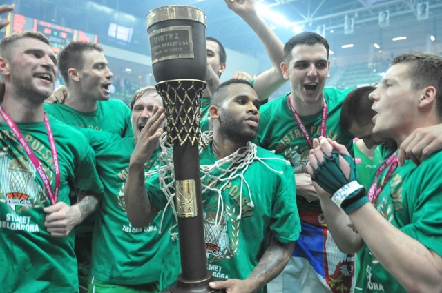 2 czerwca 2013 roku – data ta na zawsze zostawiła bardzo mocny ślad w historii zielonogórskiej koszykówki. Tego dnia po raz pierwszy drużyna z Zielonej Góry sięgnęła po tytuł mistrza Polski. Ten wspaniały sukces koszykarze Stelmetu wywalczyli trzy lata po awansie do ekstraklasy. Zielonogórzanie w finałowej rozgrywce rozbili faworyta – zespół Turowa Zgorzelec. Stelmet w serii meczów do czterech zwycięstw, wygrał 4:0! Podopieczni trenera Mihailo Uvalina rozgrywki kończyli w składzie: Quinton Hosley, Walter Hodge, Oliver Stević, Dejan Borovnjak, Łukasz Koszarek, Łukasz Seweryn, Mantas Cesnauskis, Marcin Sroka, Zbigniew Białek, Kamil Chanas, Filip Matczak. W mistrzowskim sezonie zawodnikami Stelmetu byli też (odeszli w trakcie rozgrywek): Adam Łapeta,  Milos Lopicić, Rob Jones, Piotr Stelmach.
Obejrzyjcie galerię zdjęć z tego historycznego wydarzenia >>>>