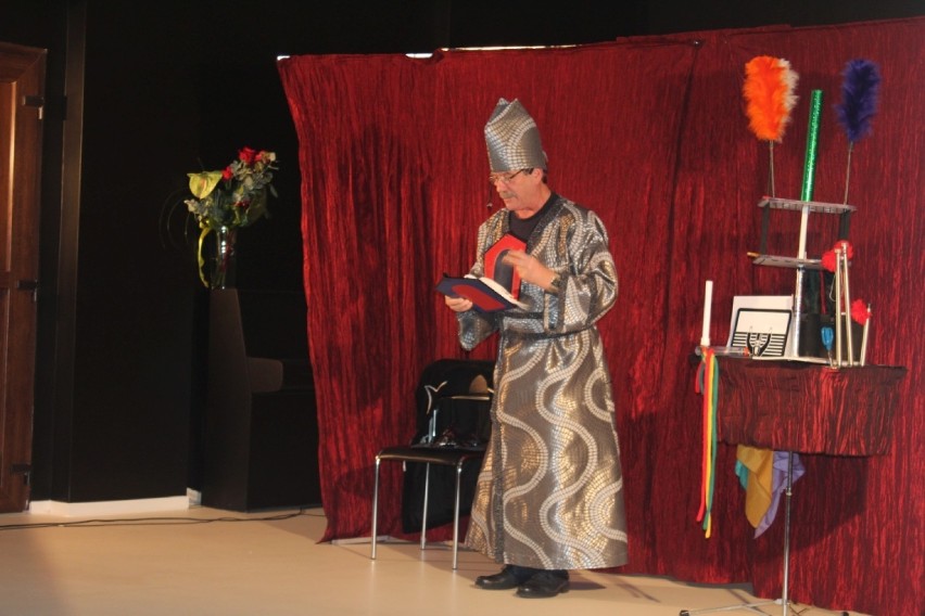 Przedstawienie z magikiem w wolsztyńskiej bibliotece