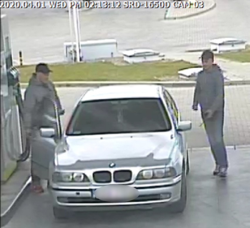 Rozpoznajesz ich? Policjanci szukają tych mężczyzn w związku z kradzieżą paliwa na stacji w Koszwałach