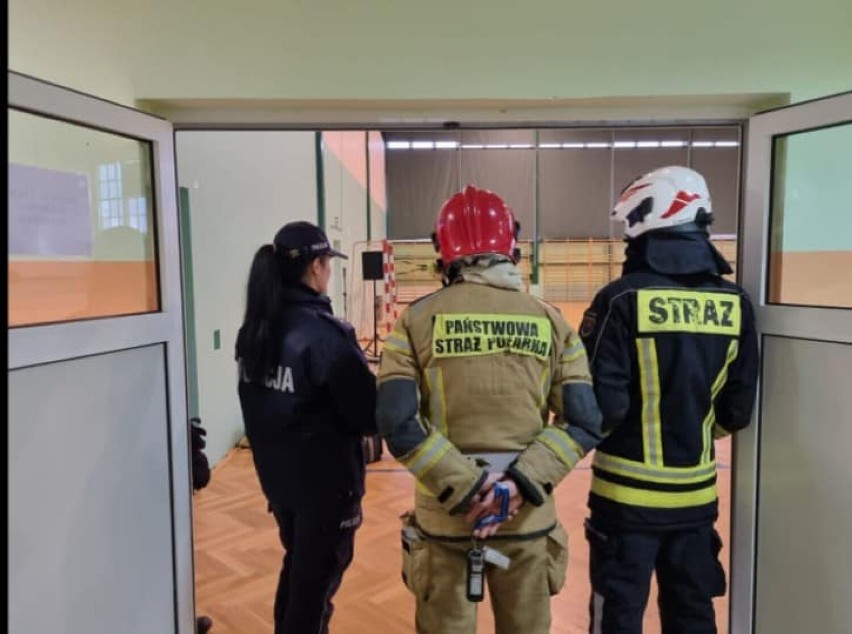 Ewakuacja w Szkole Podstawowej w Sadlinkach. Cztery osoby trafiły do szpitala! To wyciek gazu? Strażacy dementują 