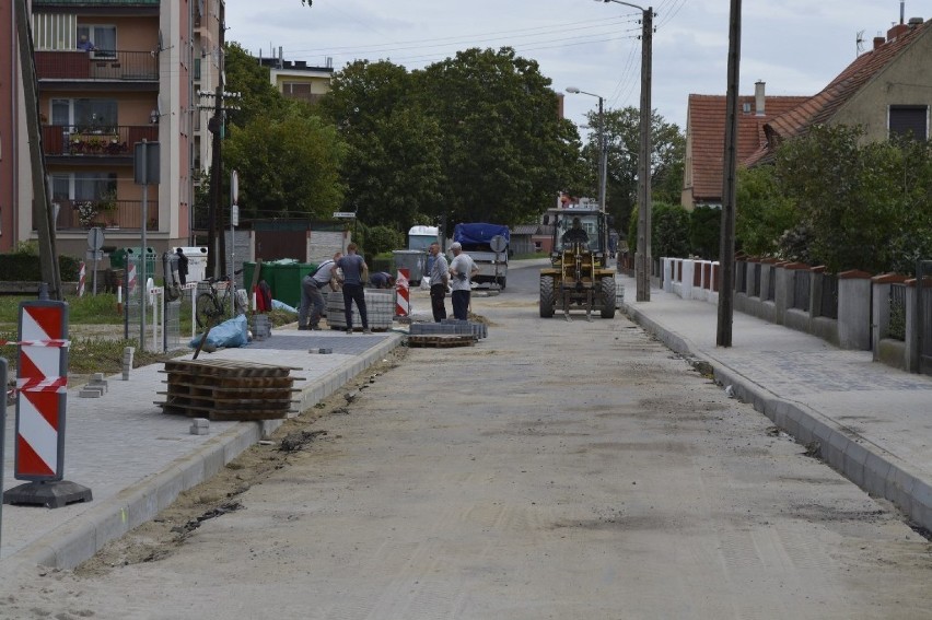 W Górze wymieniają chodniki i nawierzchnie dróg. Utrudnienia na Sikorskiego i Reymonta, a Konarskiego zamknięta dla ruchu [ZDJĘCIA]