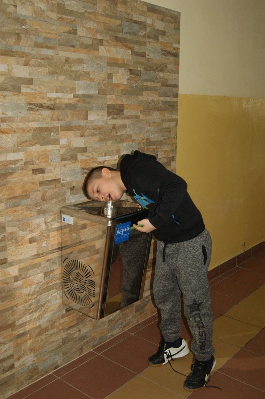Pierwsze źródełka wody pitnej w Tomaszowie w Zespole Szkół nr 4 na Niebrowie