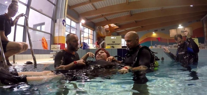 Ćwiczenia dla niepełnosprawnych w wodzie i pod wodą w Pile [ZDJĘCIA]