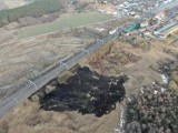 Pożar traw przy nasypie kolejowym w Prabutach. Nikomu nic się nie stało, przyczyna pożaru nie jest znana [ZDJĘCIA]