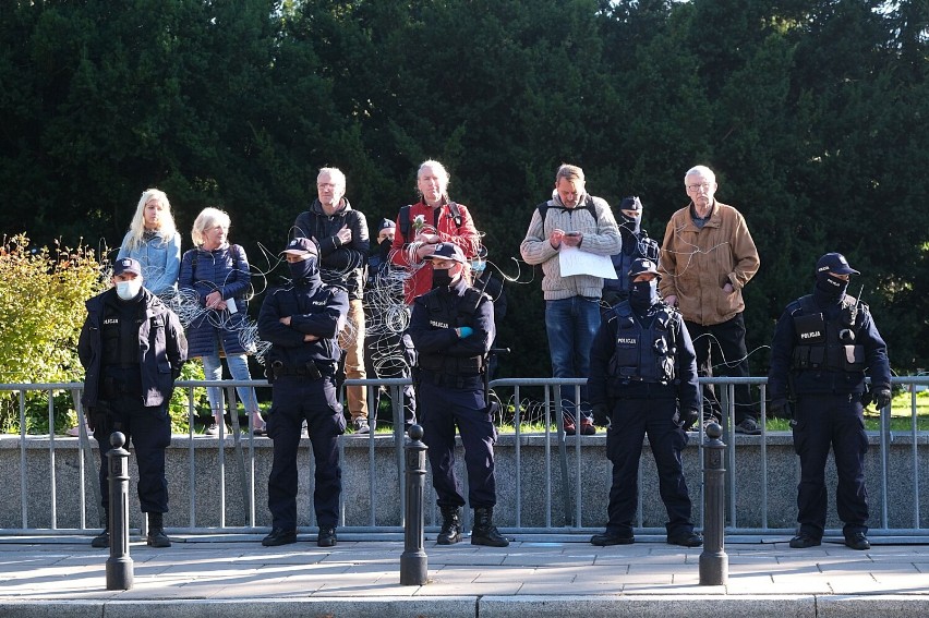 Protest przed Sejmem. O świcie aktywiści rozciągnęli zwoje drutu