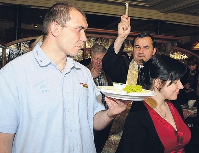 Wielkanocne potrawy tradycyjnie poświęcił kapelan łódzkich sportowców ks. Paweł Miziołek. Smakowały znakomicie.