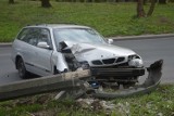 Auto roztrzaskało się o latarnię na dużym rondzie w Głogowie [ZDJĘCIA]