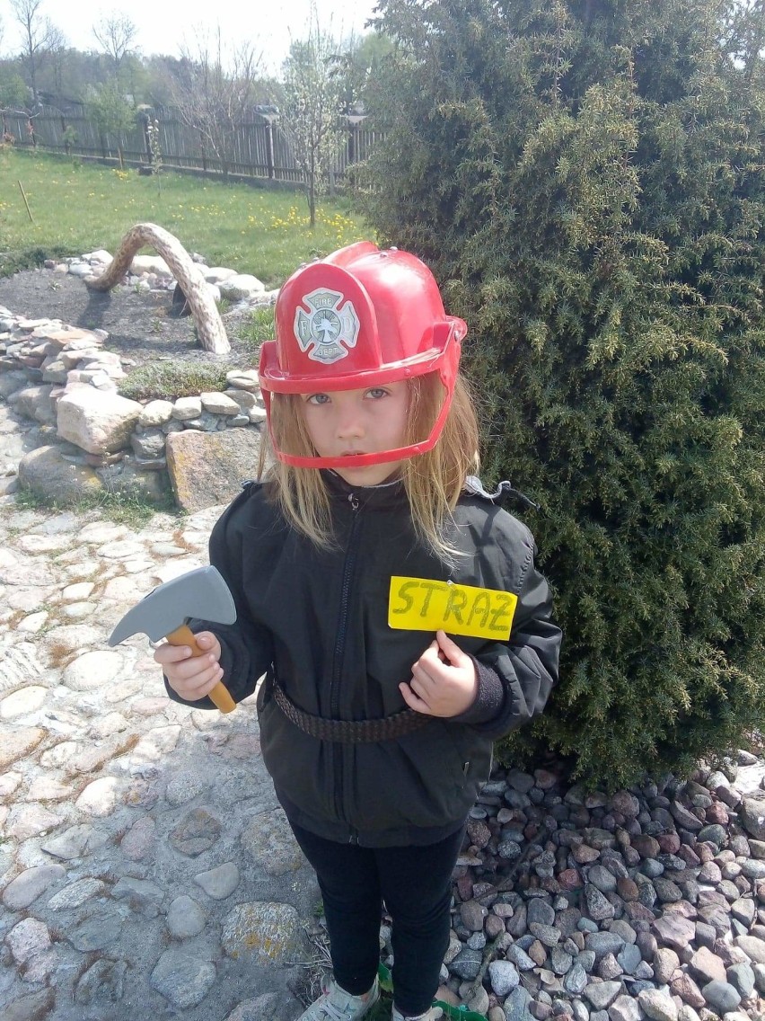 Najmłodsi "strażacy" z Karnkowa składają życzenia starszym kolegom. Przedszkolaki i ich niezwykłe pomysły 