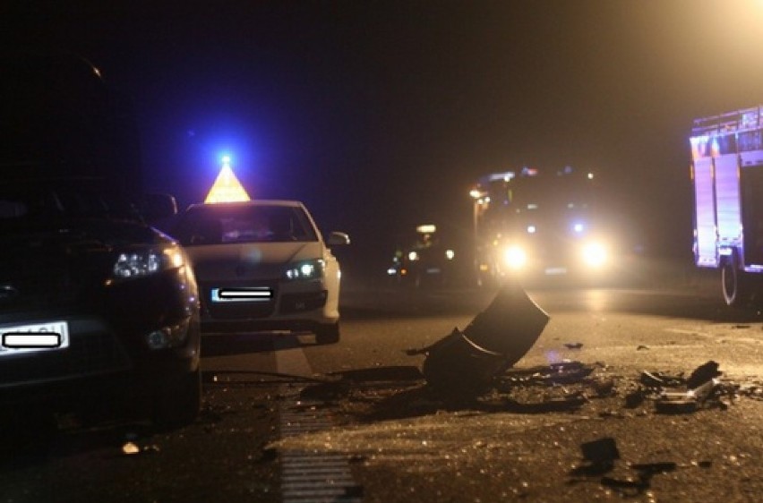 Śmiertelny wypadek koło Tuszyna pod Łodzią. Kierowca spłonął w samochodzie