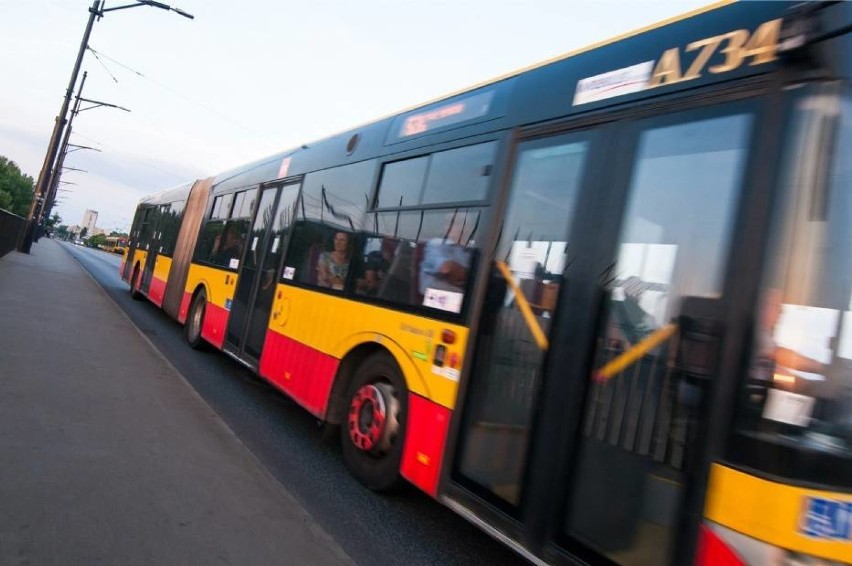 Transport publiczny i zbiorowy
W strefie żółtej w pojeździe...