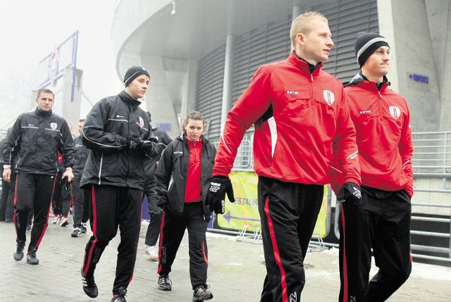 Doświadczeni zawodnicy ŁKS Dariusz Kłus i Michał Łabędzki najszybciej ruszają na trening