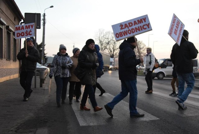 Na ul. Wrocławskiej w Zdunach doszło do kolejnych protestów. Mieszkańcy wyszli na ulice z transparentami "Mamy dość", "Żądamy obwodnicy" oraz "Niewolnicy braku obwodnicy". Była ich zaledwie garstka, ale sparaliżowali ruch na drodze krajowej nr 15. 

WIĘCEJ: Kolejne protesty w Zdunach