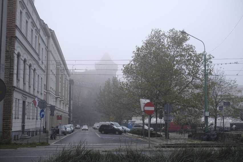 Poznań zatopiony w gęstej mgle. 


Zobacz zdjęcia ---->