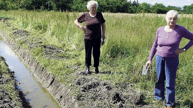 Władze miasta odtwarzają rów melioracyjny, ale panie Teresa i Halina twierdzą, że budują na ich działkach