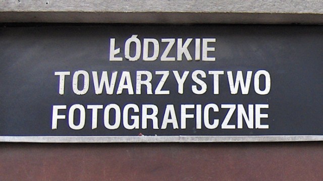 Szyld Łódzkiego Towarzystwa Fotograficznego przy ul. Piotrkowskiej 102.