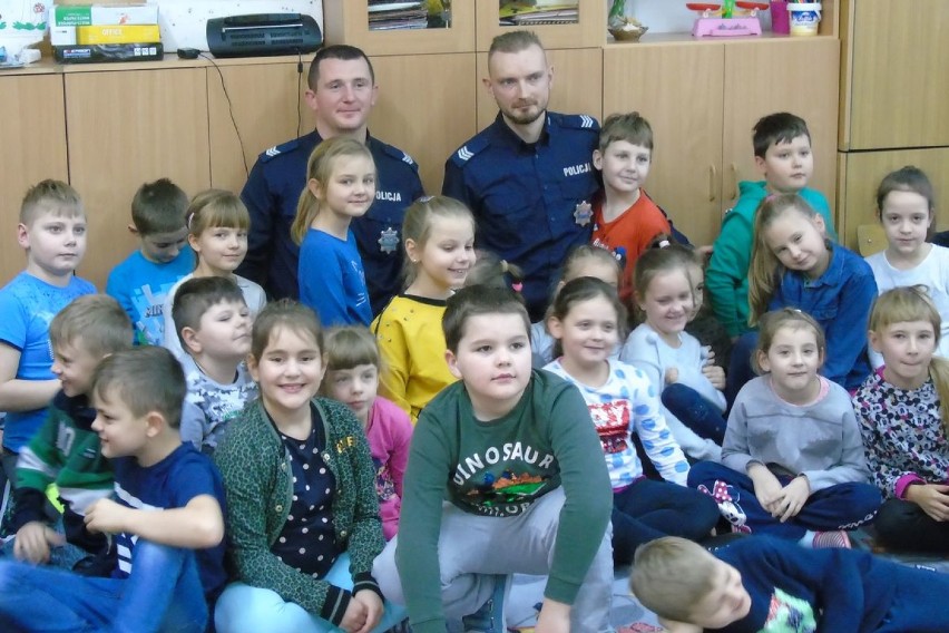 Policjanci odwiedzili uczniów w Szkole Podstawowej w Dobrzyniu nad Wisłą [zdjęcia]