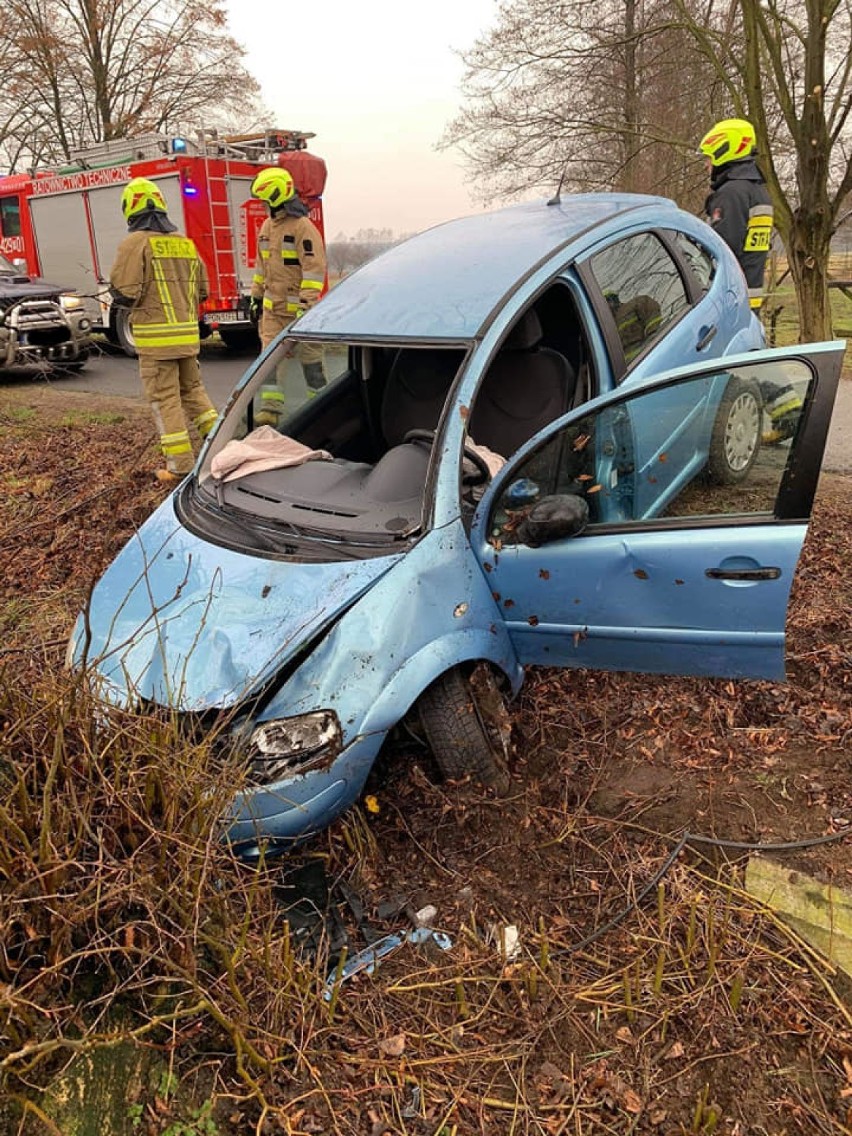 Rakowo: samochód osobowy wjechał do rowu. Jedna osoba poszkodowana