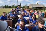 Orkiestra Dęta OSP Chełmce ma 100 lat! Z tej okazji muzycy objechali Chełmce i Wolicę grając na podwórkach, skwerach i...w jelczu cabrio! 