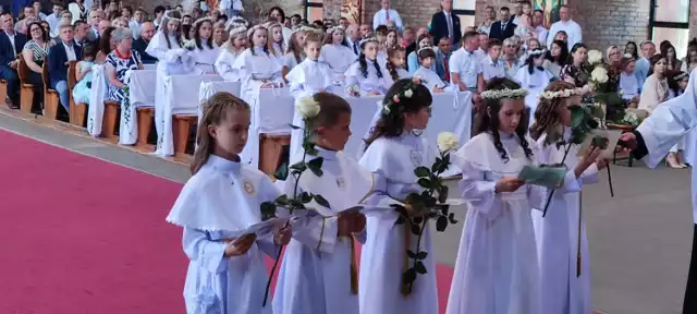 Pierwsza Komunia Święta w parafii pw. św. Pawła w Zduńskiej Woli. Do sakramentu przystąpiło dzisiaj, 5 maja,  53 dzieci.