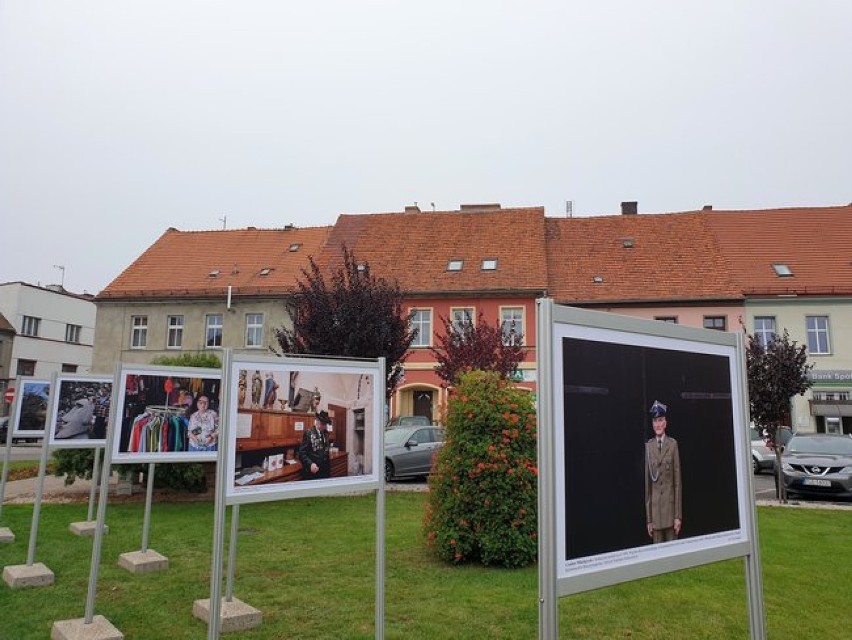 Zwyczajni Niezwyczajni w fotografii. Wystawa na śmigielskim rynku