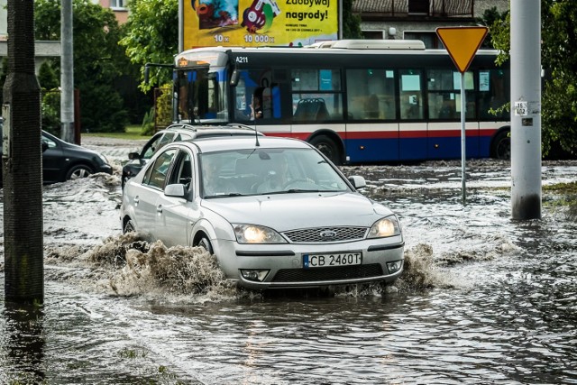 Skrzyżowanie ulic Glinki i Szpitalnej po deszczach często zamieniała się w jedną wielką kałużę. To zdjęcie po oberwaniu chmury w 2017 r.