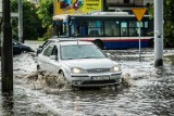 Po deszczach niektóre bydgoskie ulice zamieniają się w potoki i bajora [zdjęcia, wideo]