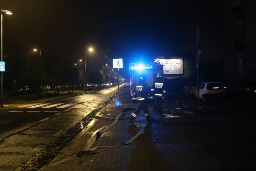 Gigantyczna nawałnica w Dąbrowie Górniczej - ZDJĘCIA. Powódź w centrum, powalone drzewa, zalane ulice...