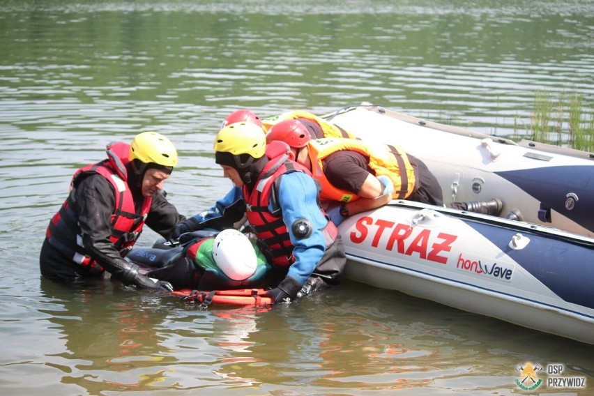 Ćwiczenia strażaków na Wiśle, jeziorze. Doskonalili umiejętności z ratownictwa wodnego |ZDJĘCIA