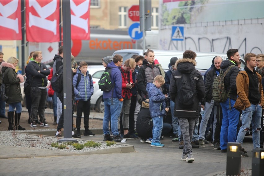 Restauracja KFC w centrum Sosnowca już otwarta! Były promocje, chętnych nie brakowało [ZDJĘCIA]