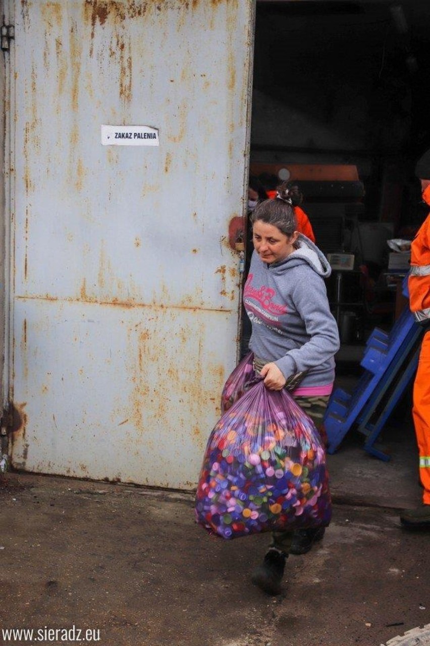 43 worki nakrętek dla Stowarzyszenia "Na Psią Łapę - Sercem...