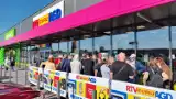 Otwarcie sklepu RTV Euro AGD w Parku Handlowym N-Park w Piotrkowie. Tłumy łowców promocji przed wejściem. Były zakupowe okazje. ZDJĘCIA
