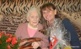 Najstarsza mieszkanka Otynia skończyła 99 lat. Był był tort i życzenia od burmistrz dla pani Stanisławy