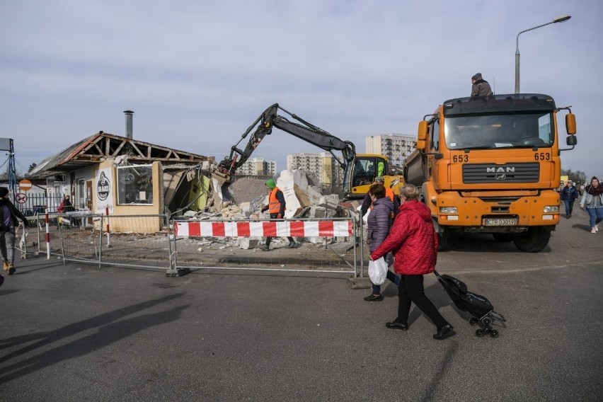 Wyburzanie cukierni przed wejściem na targowisko od Szosy...