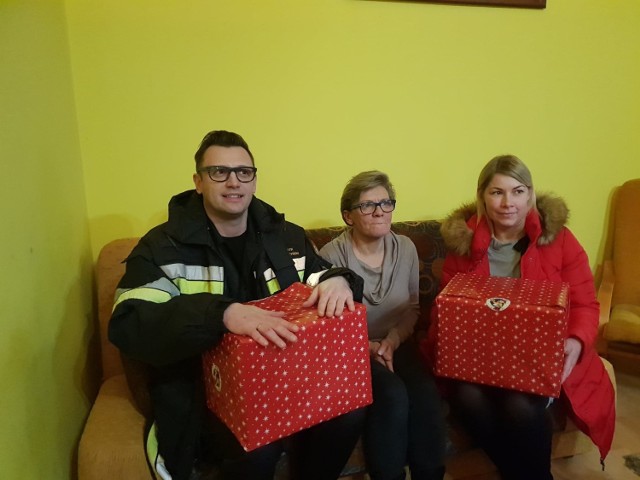 Monika Zwierzykowska (w środku) odebrała okazałe prezenty z rąk Piotra Tkaczyńskiego i Agaty Puchowskiej, przedstawicieli komendy PSP w Świeciu