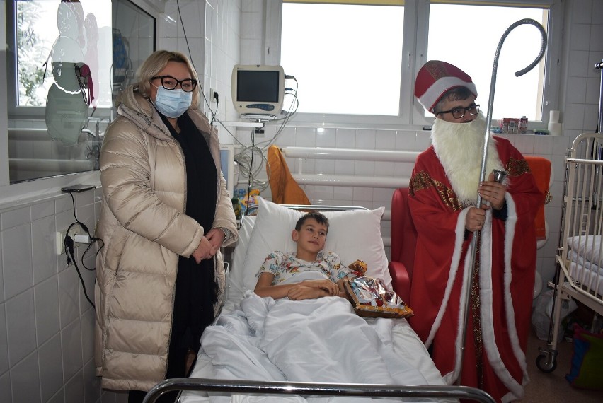 Święty Mikołaj odwiedził Wojewódzki Szpital w Przemyślu. Paczki m.in. dla dzieci [ZDJĘCIA]