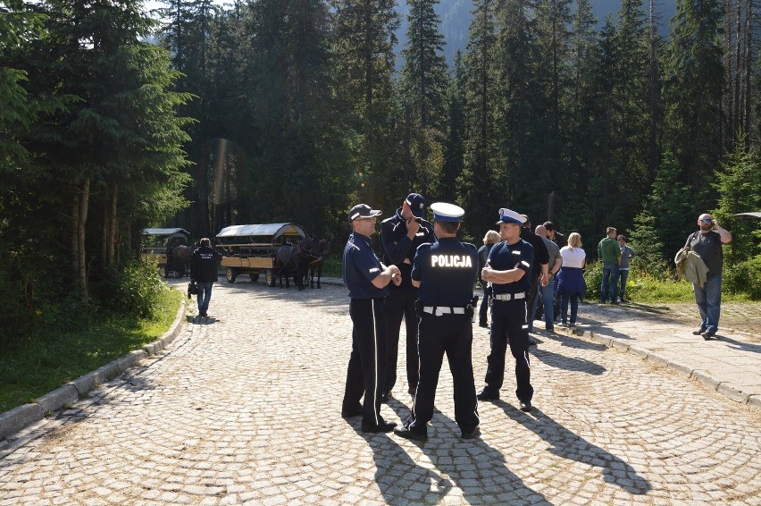 Tatry. Znów badają konie. Przy obstawie uzbrojonej policji [ZDJĘCIA, WIDEO]