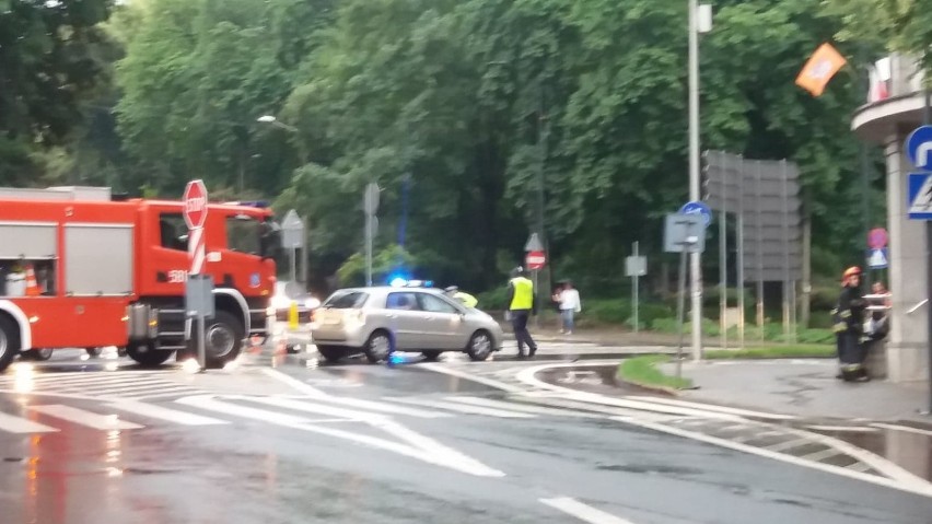 Wypadek pod Focusem w Rybniku. Zderzenie motocykla z samochodem osobowym
