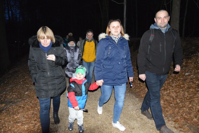 Na nocne marsze po Zielonym Lesie mieszkańcy Żar przychodzą z całymi rodzinami.