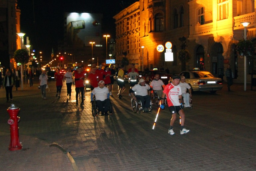 Niepełno i pełnosprawni biegacze wyruszyli w sztafetę do Warszawy