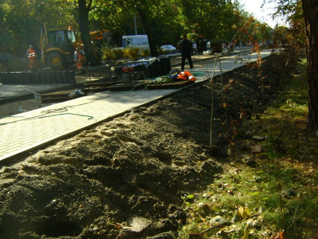 Urządzanie terenu tuż przed bramą cmentarną w Szczecinie Dąbiu