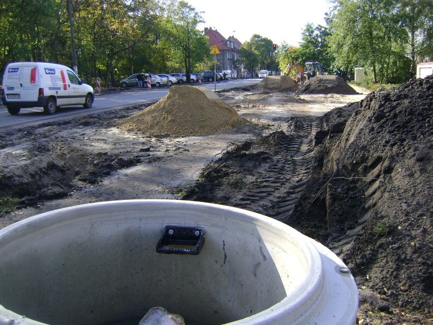 urządzanie terenu tuż przed bramą cmentarną.