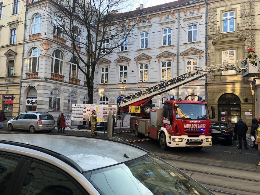 Spadający lód z dachu budynku przy ul. Karmelickiej...