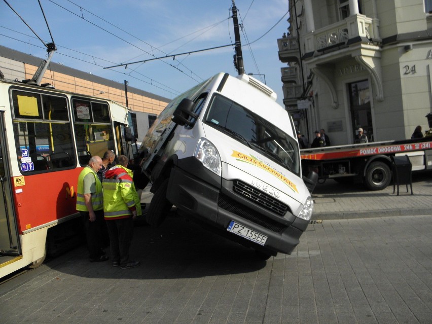PIILNE. Zderzenie tramwaju z samochodem w Częstochowie na ul. Kościuszki [ZDJĘCIA]