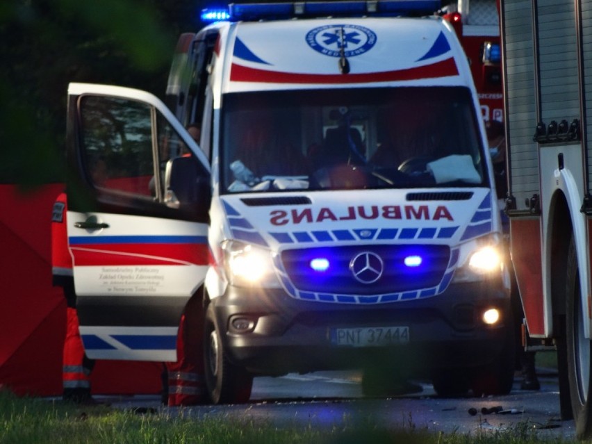 Śmiertelny wypadek pod Nowym Tomyślem. Kierowca Renaulta był pijany! Tuż przed wypadkiem nie zatrzymał się do policyjnej kontroli [ZDJĘCIA]