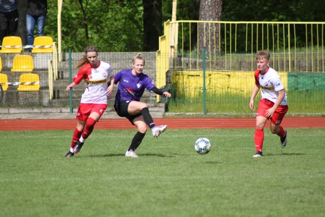 Drużyna kobiet Pogoni Zduńska Wola wygrała z PTC Pabianice na stadionie w Zduńskiej Woli