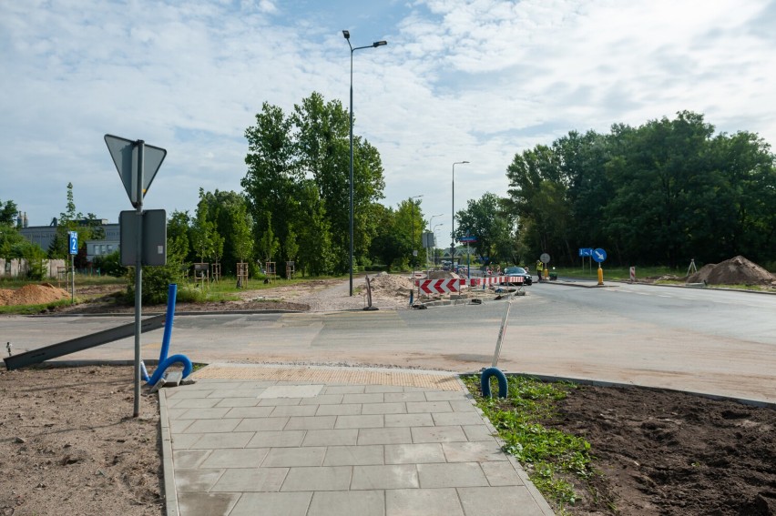 Przebudowa ważnego skrzyżowania na Białołęce. Pojawi się sygnalizacja, nowe pasy ruchu, przejścia dla pieszych i chodniki