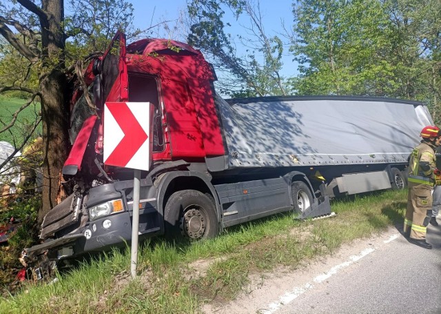 Groźny wypadek w Kątach Wrocławskich, w pobliżu autostrady A4. Tir uderzył w drzewo i zaczął się palić
