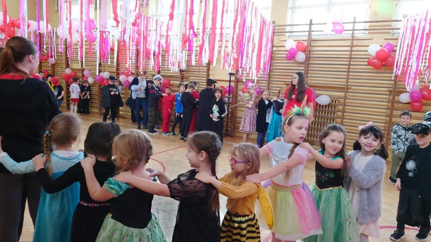 Wymarzony bal karnawałowy w Szkole Podstawowej numer 9 w Kielcach. Na parkiecie księżniczki, wiedźmy i cowboye